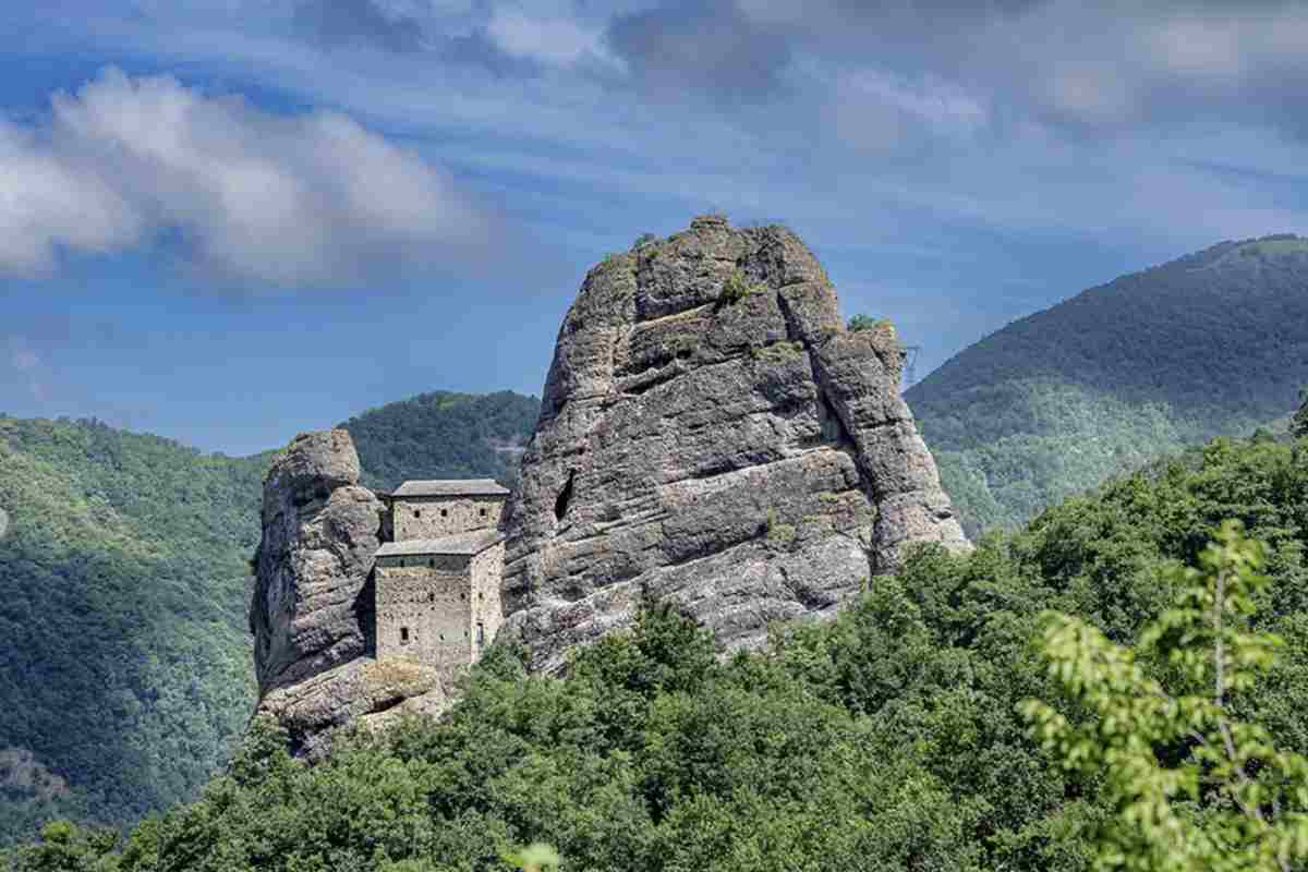 Castello della pietra Il piccolo comune di Vobbia, con una popolazione attuale di circa 361 abitanti, è parte integrante del fascino di questa zona.