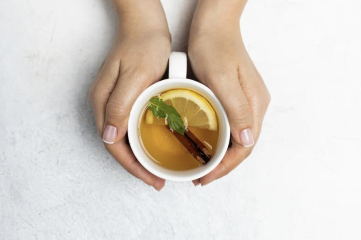 Tisana L’autoproduzione di tisane e tinture rappresenta un modo semplice ed economico per usufruire delle virtù delle piante.