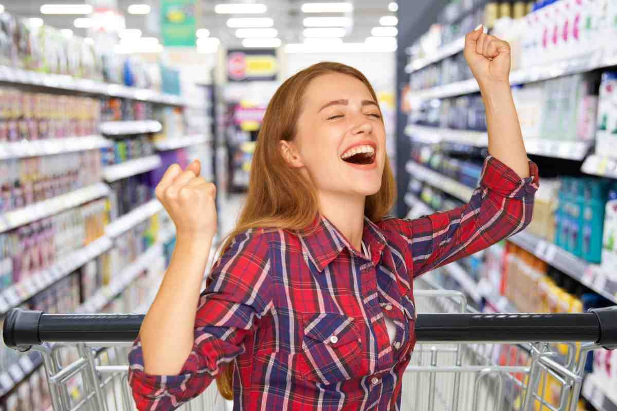 donna esulta supermercato