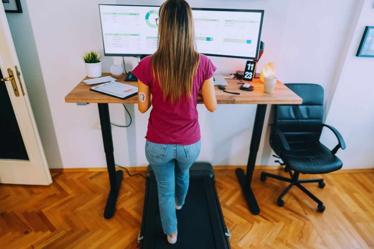 il tapis roulant da scrivania per mantenersi in forma